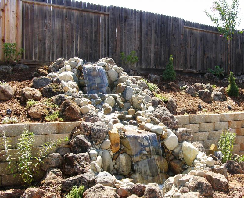 Jose's waterfall cascading over the wall. We the plants, fogging system & bark!